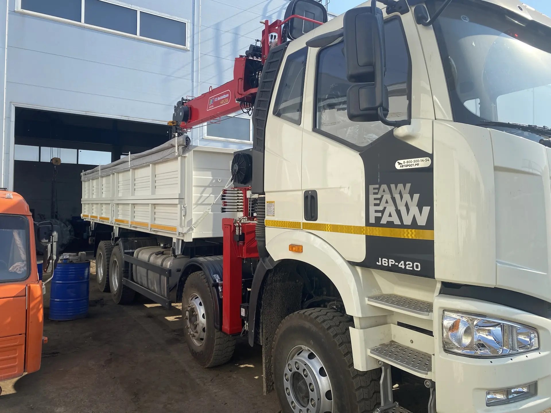 FAW J6P-420 с красным КМУ и бортовой платформой